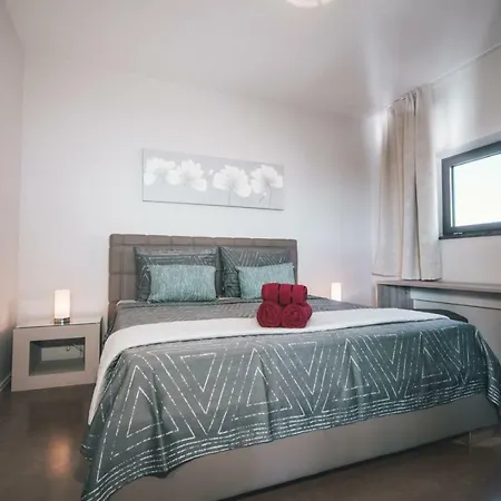 فيلة Sunrise Sea View بريمونتيرا